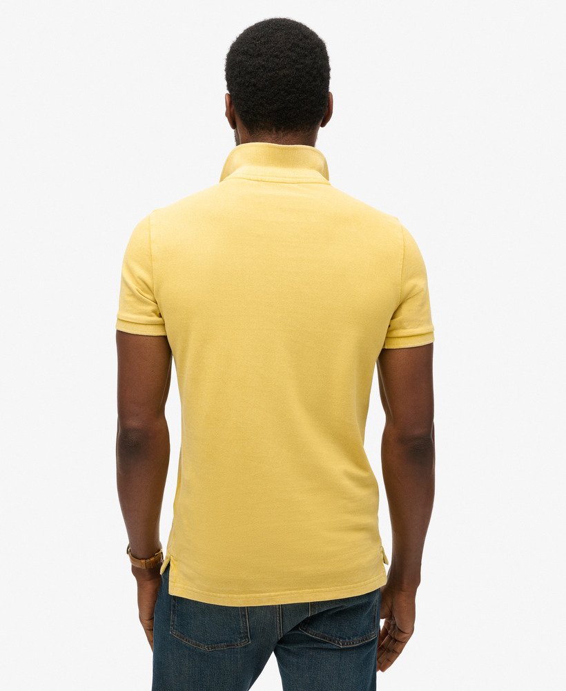camisa polo desgastada em amarelo pigmentado