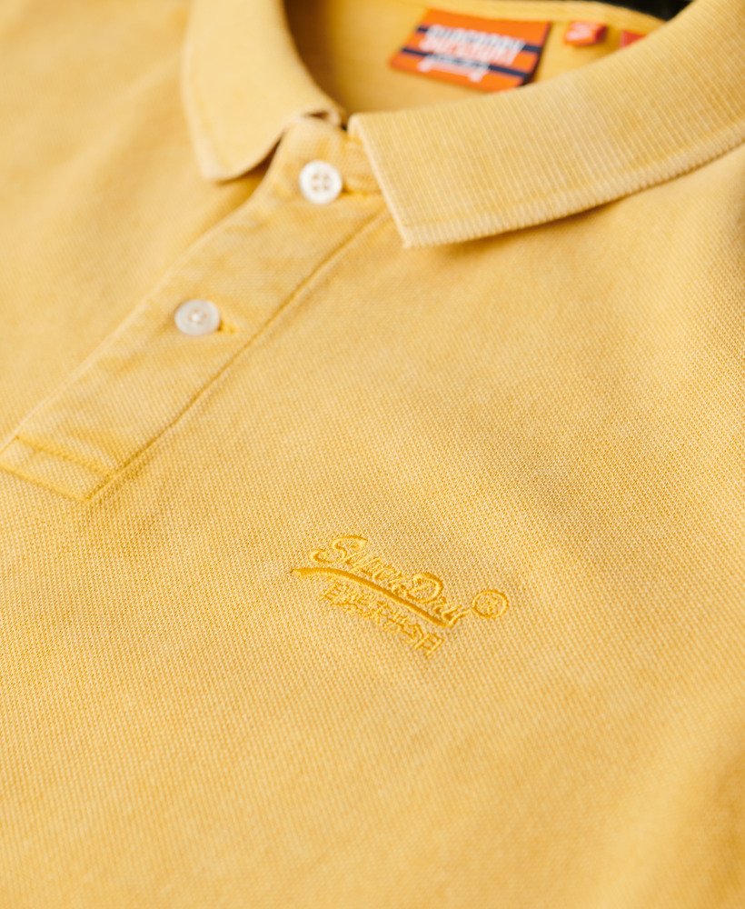 camisa polo desgastada em amarelo pigmentado