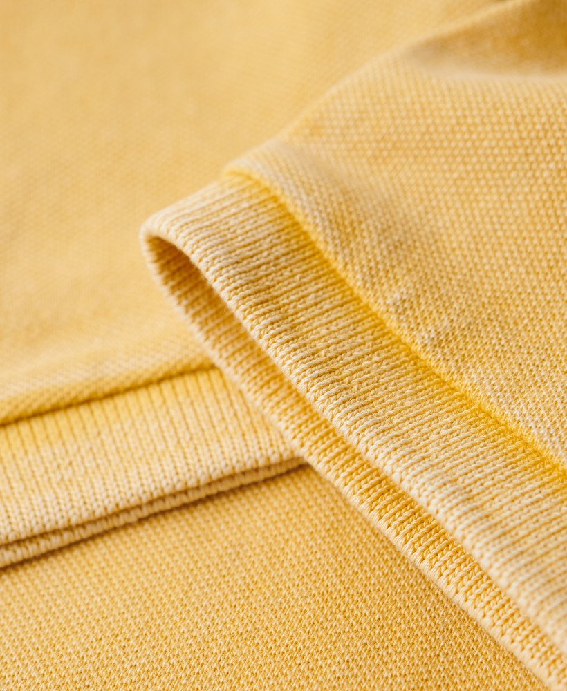 camisa polo desgastada em amarelo pigmentado