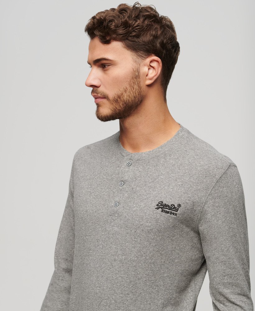 blusa vintage com bordado de logo e meio abotoamento em cinza escuro mesclado.
