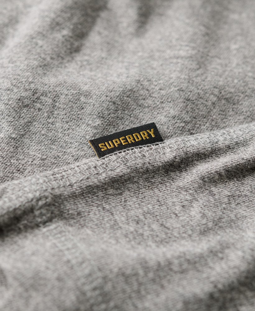 blusa vintage com bordado de logo e meio abotoamento em cinza escuro mesclado.
