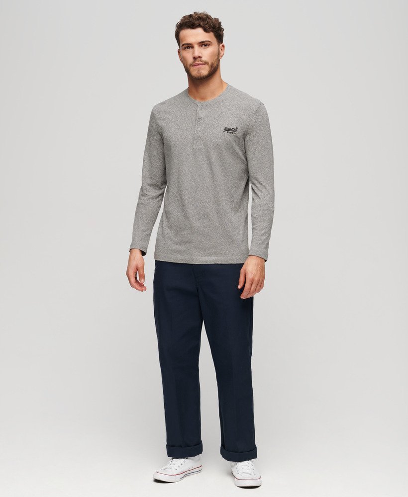 blusa vintage com bordado de logo e meio abotoamento em cinza escuro mesclado.
