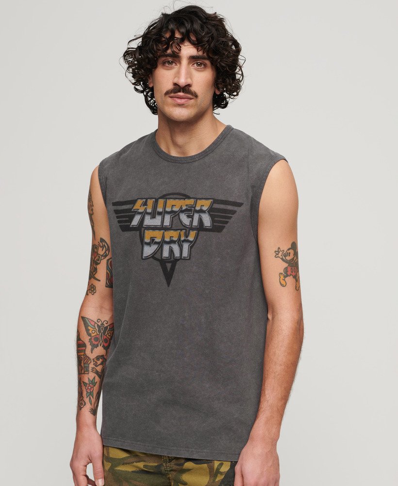 camiseta regata com estampa de banda de rock na cor cinza carvão.