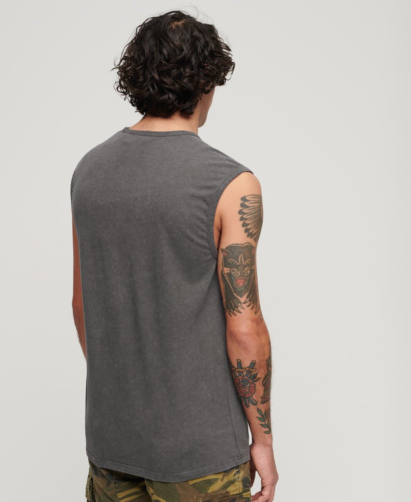 camiseta regata com estampa de banda de rock na cor cinza carvão.
