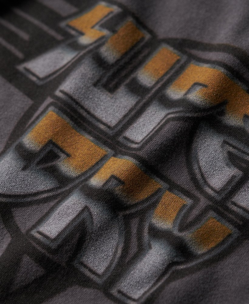 camiseta regata com estampa de banda de rock na cor cinza carvão.