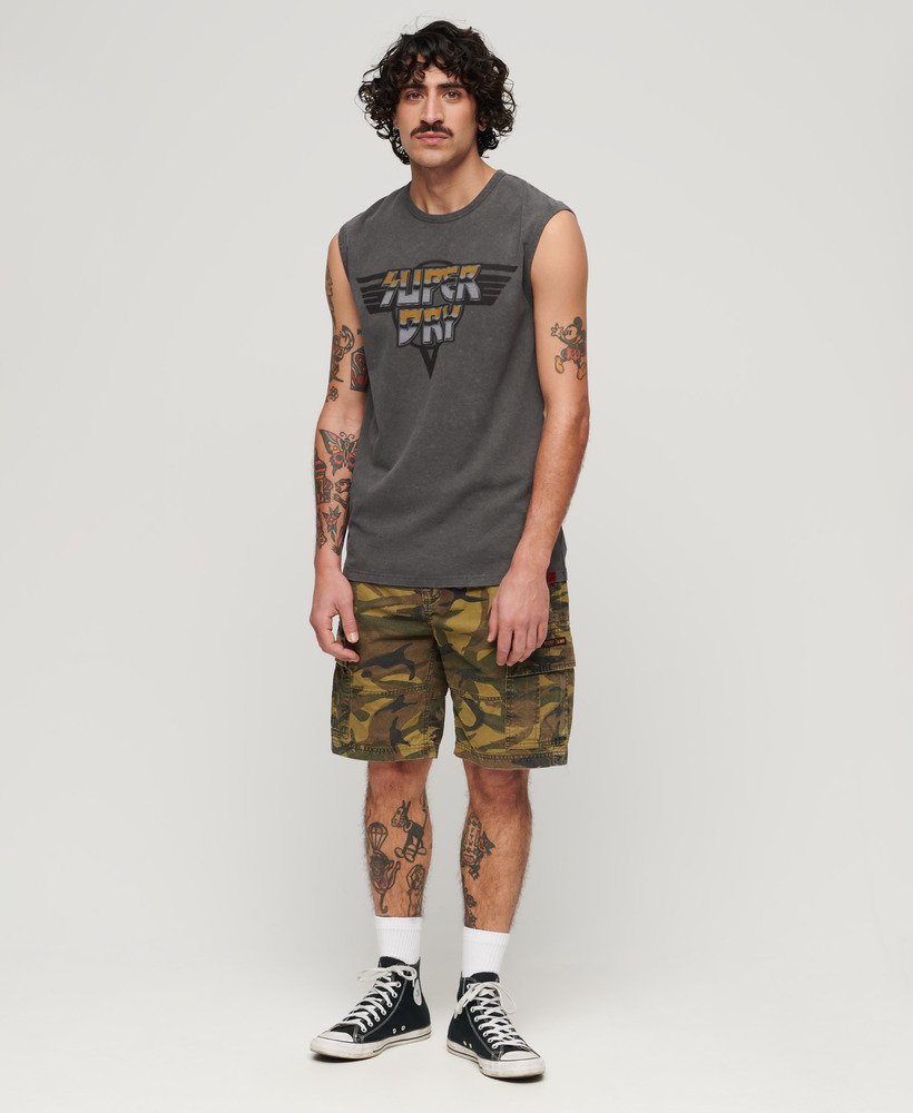 camiseta regata com estampa de banda de rock na cor cinza carvão.