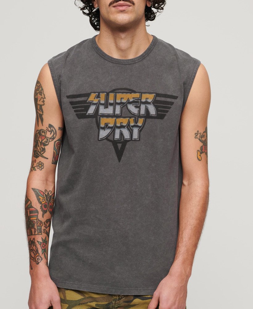 camiseta regata com estampa de banda de rock na cor cinza carvão.