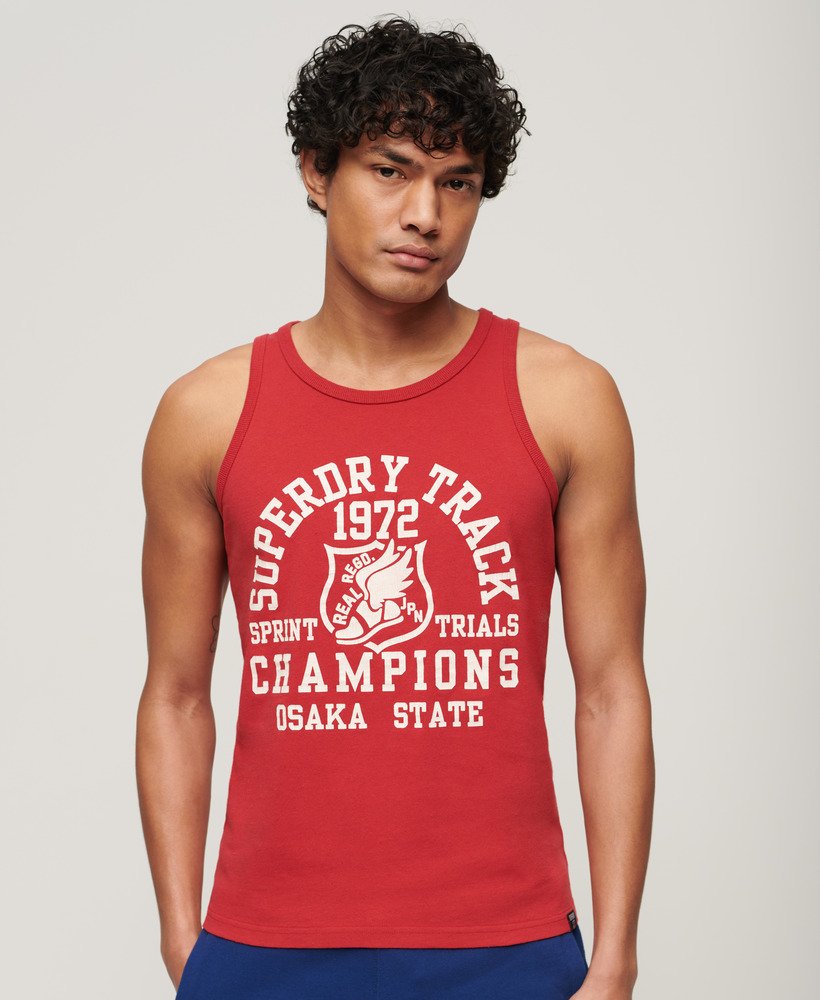 regata esportiva com estampa de atletismo na cor vermelho mesclado ferra.