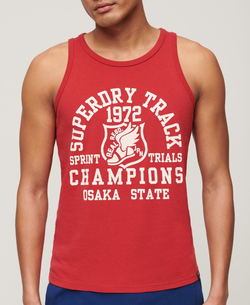 regata esportiva com estampa de atletismo na cor vermelho mesclado ferra.