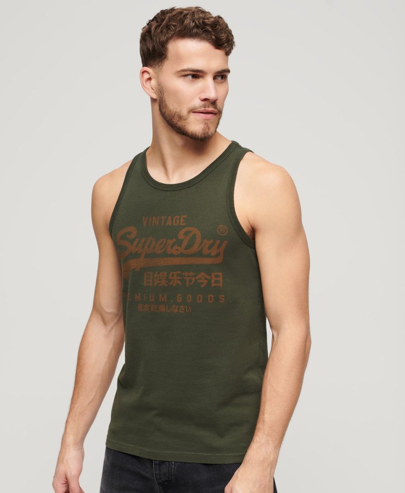 regata clássica vintage com logo heritage na cor verde oliva excedente de estoque