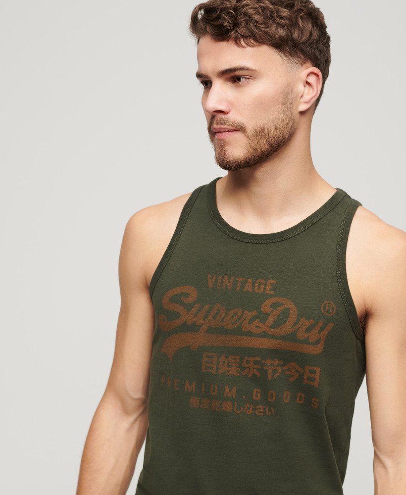 regata clássica vintage com logo heritage na cor verde oliva excedente de estoque