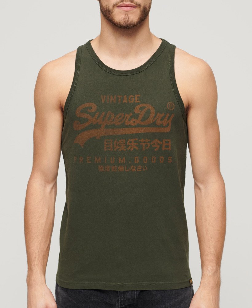 regata clássica vintage com logo heritage na cor verde oliva excedente de estoque