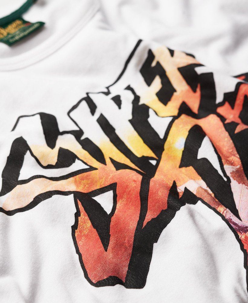 camiseta regata com logo fotográfico em estampa óptica.