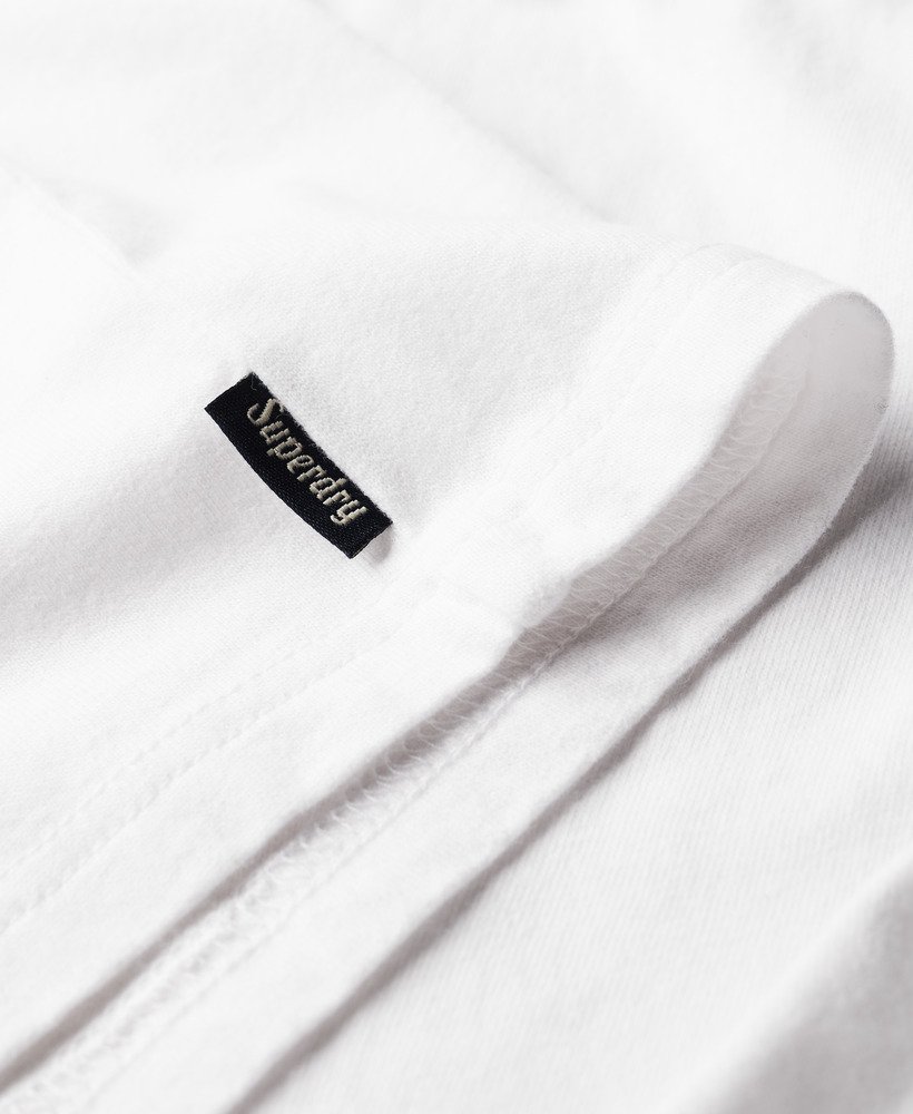 camiseta regata com logo fotográfico em estampa óptica.