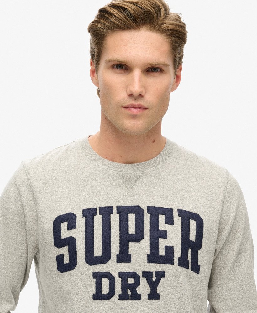 camiseta vintage esportiva de manga comprida na cor cinza mescla claro.