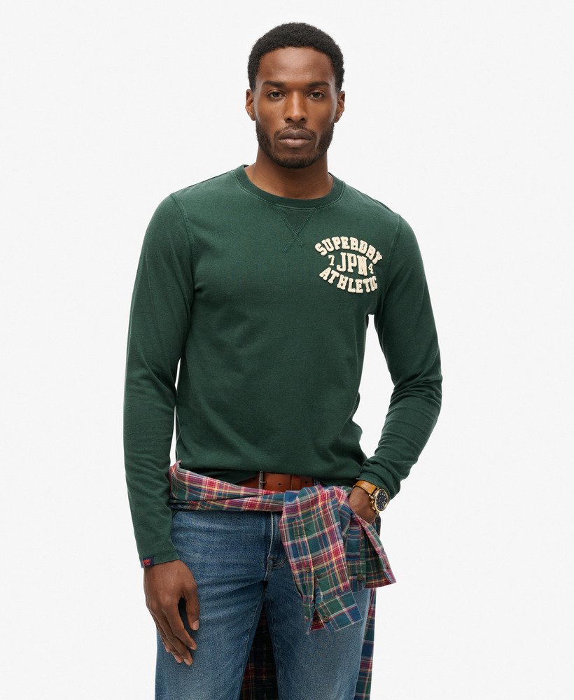 camiseta vintage esportiva de manga comprida na cor verde esmalte.