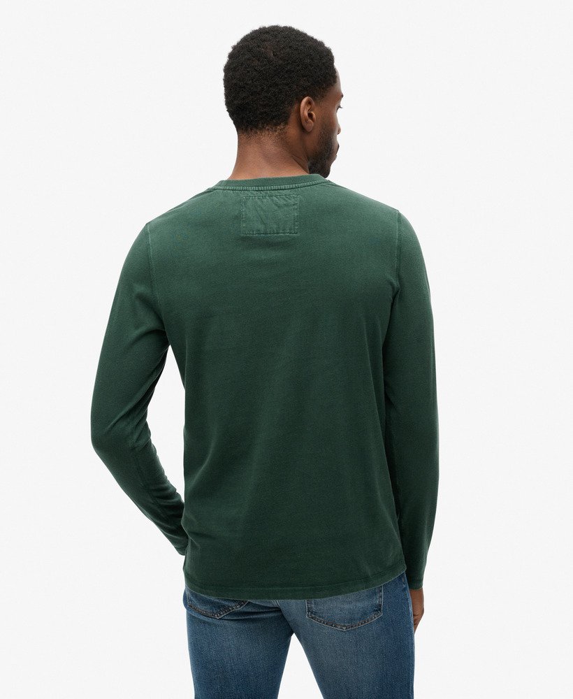 camiseta vintage esportiva de manga comprida na cor verde esmalte.