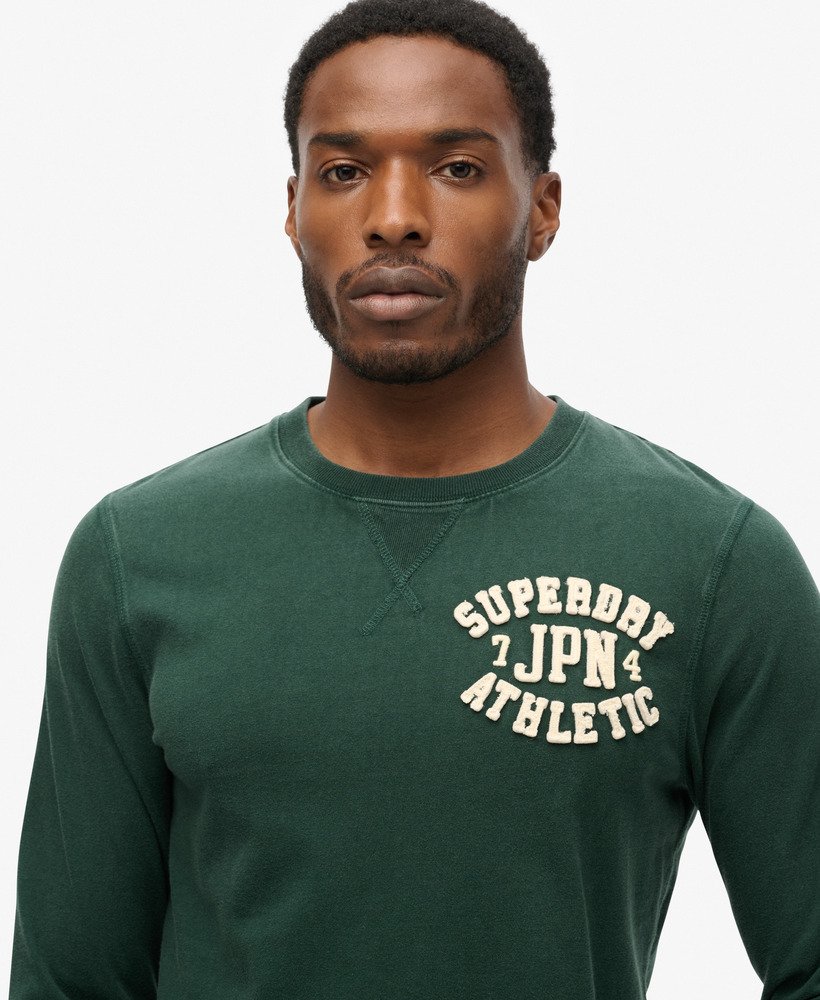 camiseta vintage esportiva de manga comprida na cor verde esmalte.