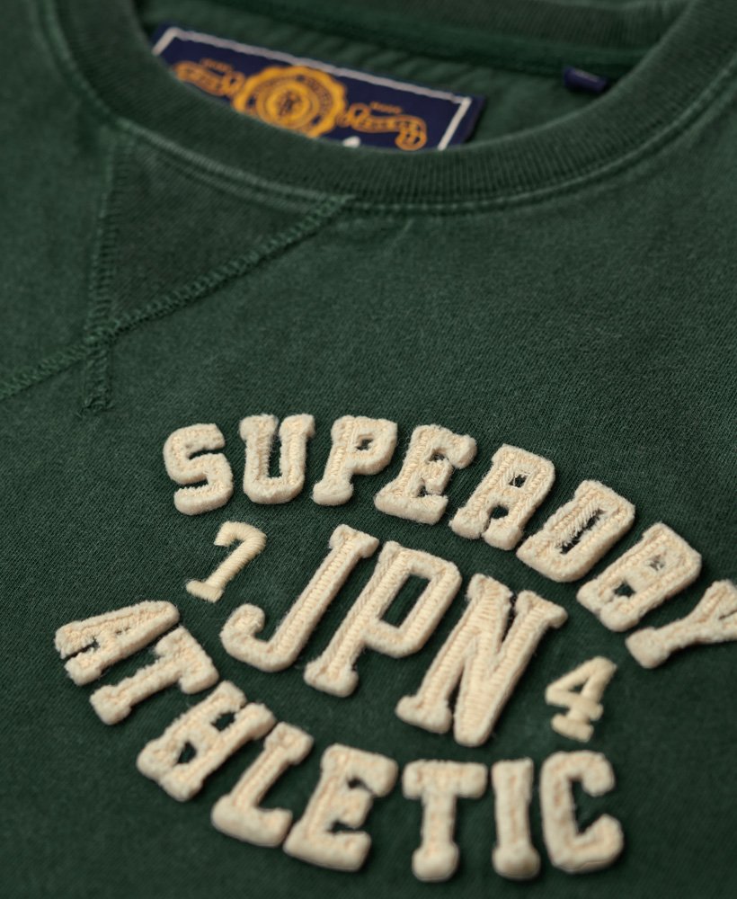 camiseta vintage esportiva de manga comprida na cor verde esmalte.