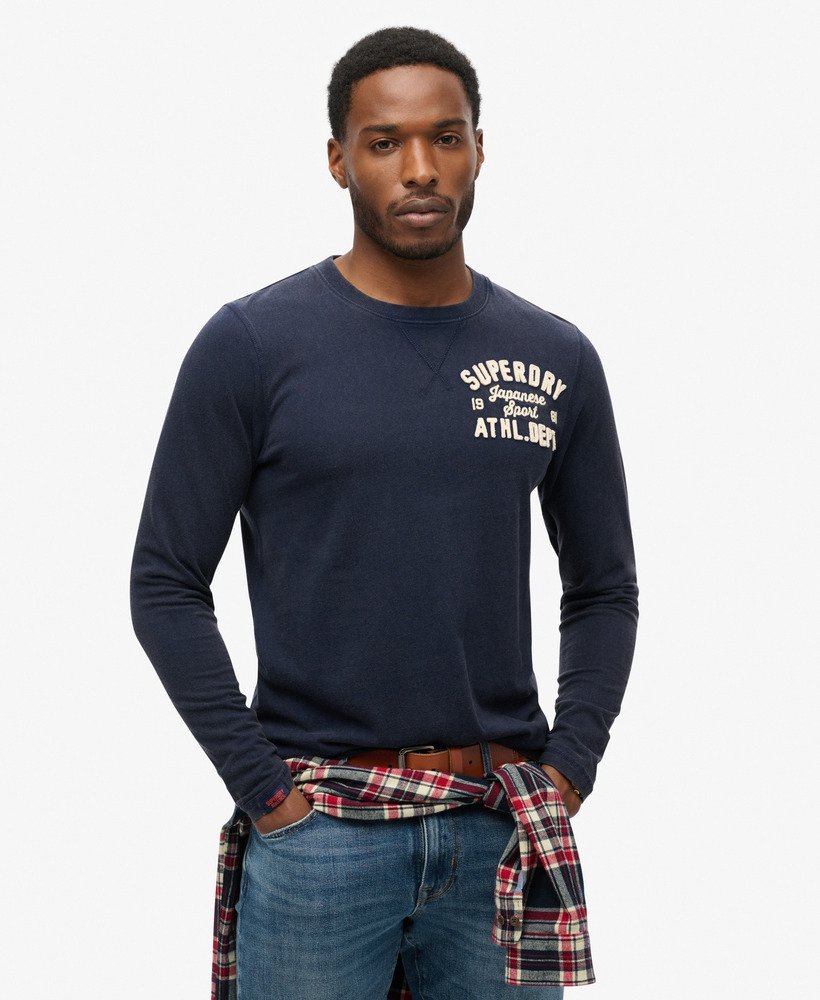 blusa esportiva vintage de manga comprida na cor azul marinho intenso.