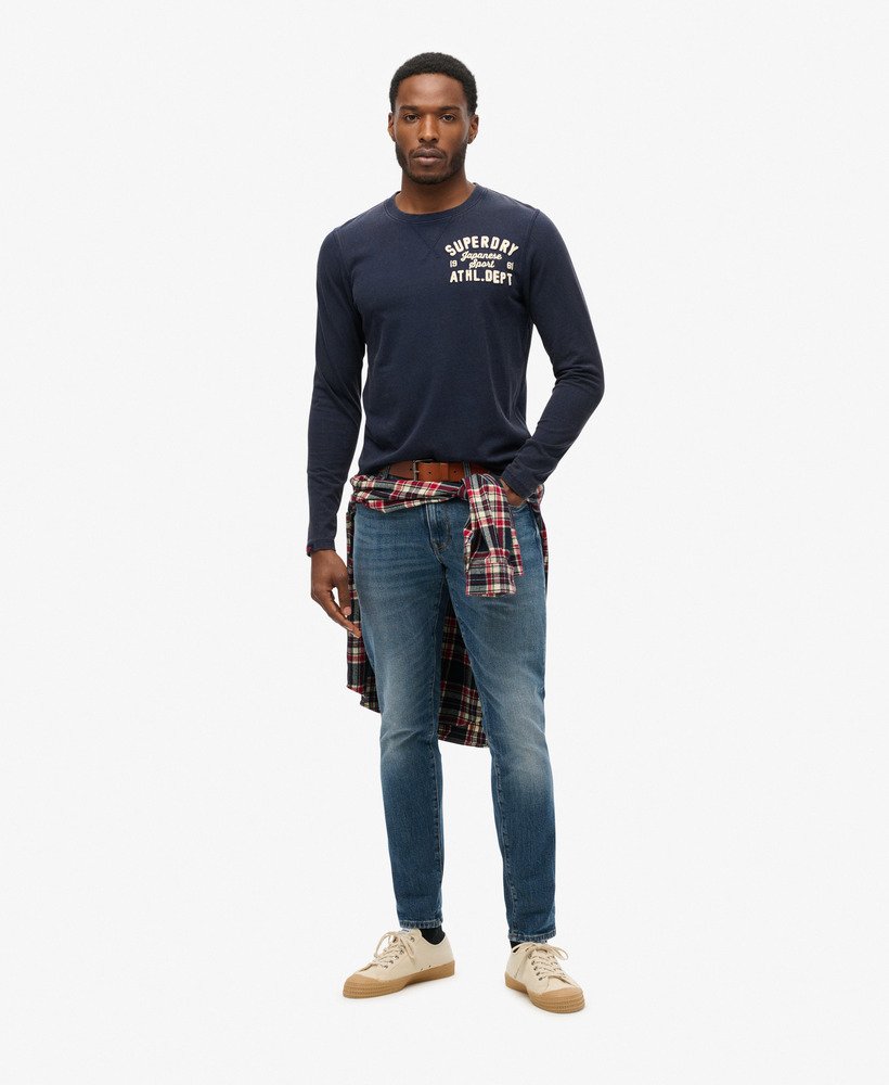 blusa esportiva vintage de manga comprida na cor azul marinho intenso.