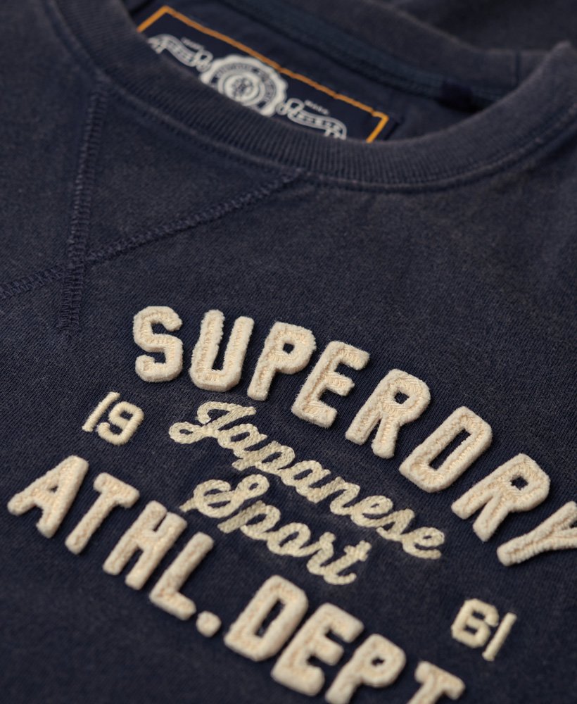 blusa esportiva vintage de manga comprida na cor azul marinho intenso.