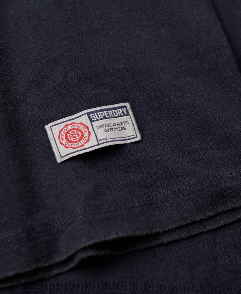blusa esportiva vintage de manga comprida na cor azul marinho intenso.