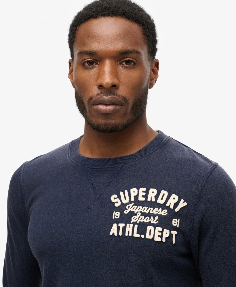 blusa esportiva vintage de manga comprida na cor azul marinho intenso.