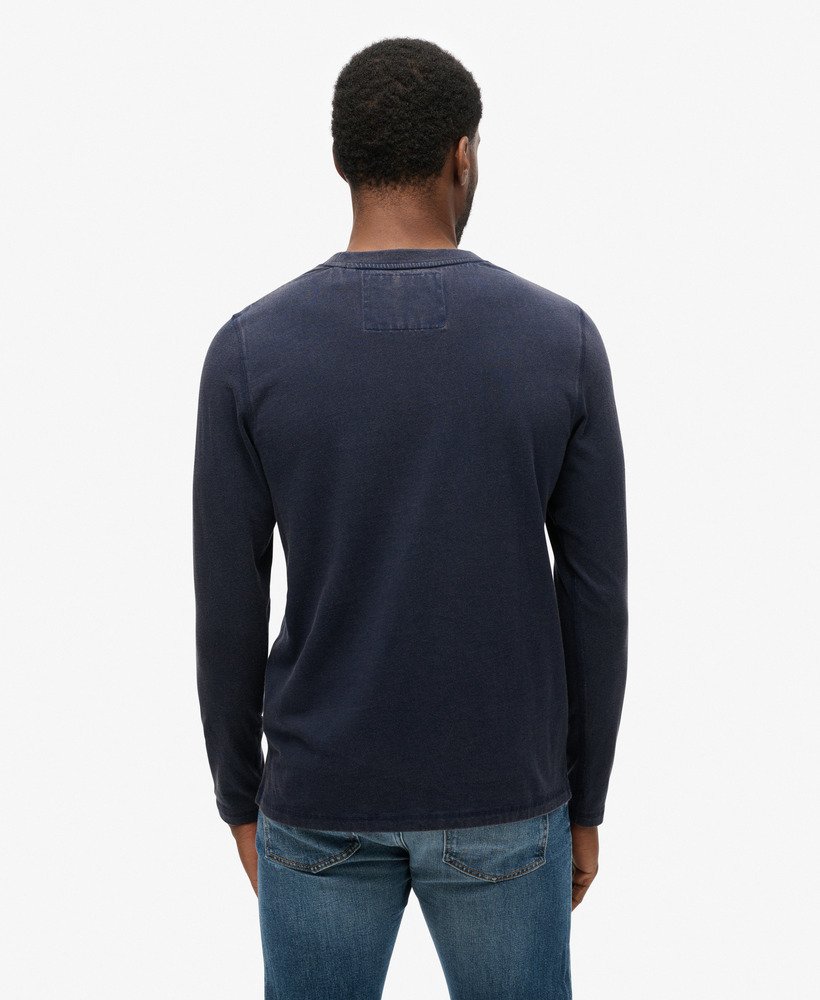 blusa esportiva vintage de manga comprida na cor azul marinho intenso.