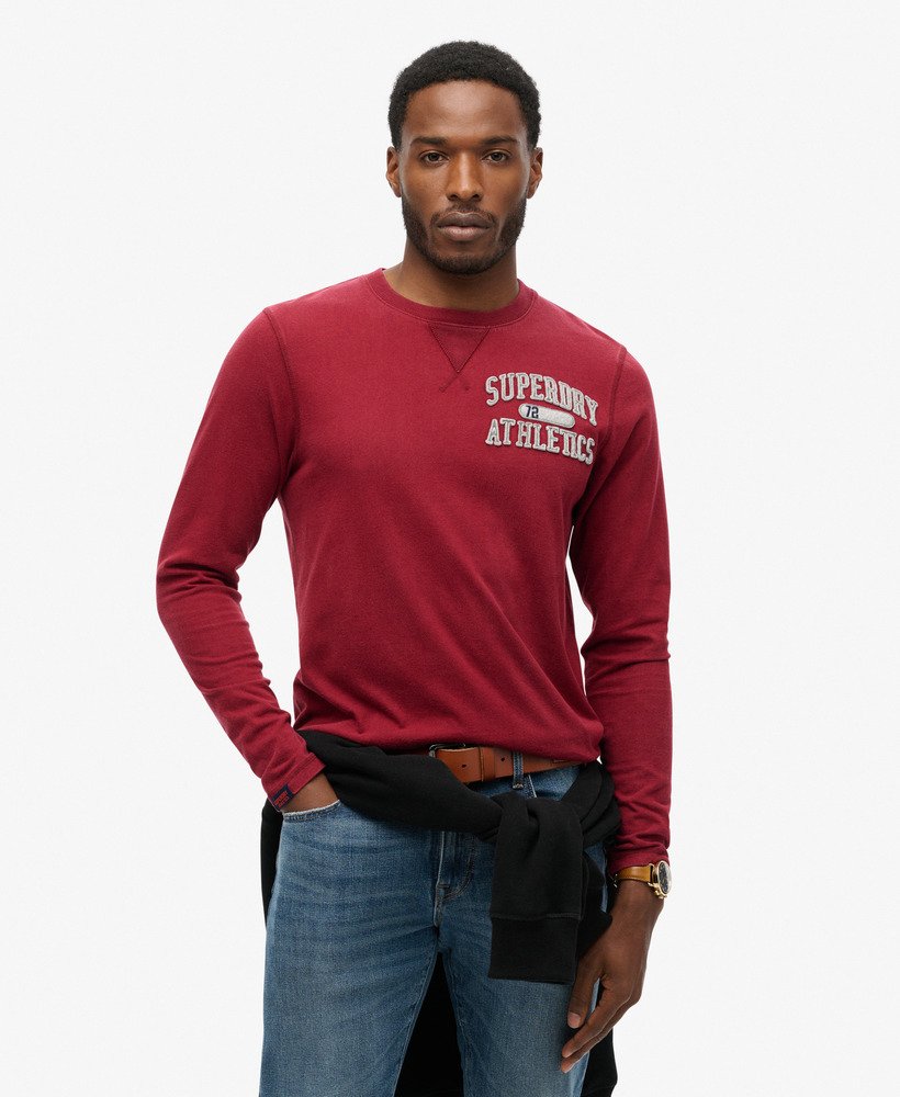 blusa esportiva vintage de manga comprida em um tom rico de vinho.