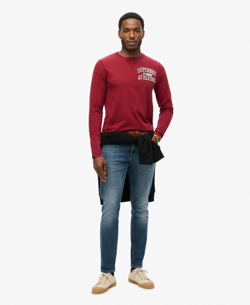 blusa esportiva vintage de manga comprida em um tom rico de vinho.