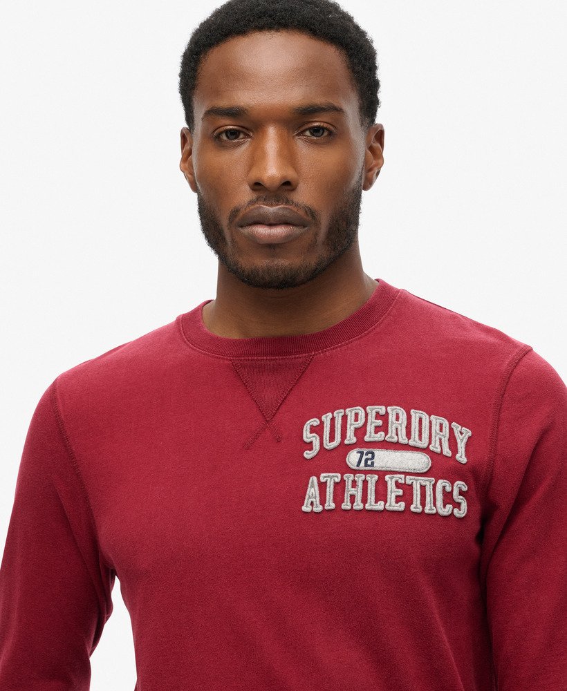 blusa esportiva vintage de manga comprida em um tom rico de vinho.