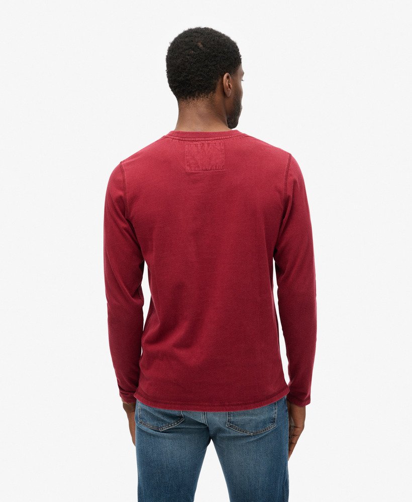 blusa esportiva vintage de manga comprida em um tom rico de vinho.