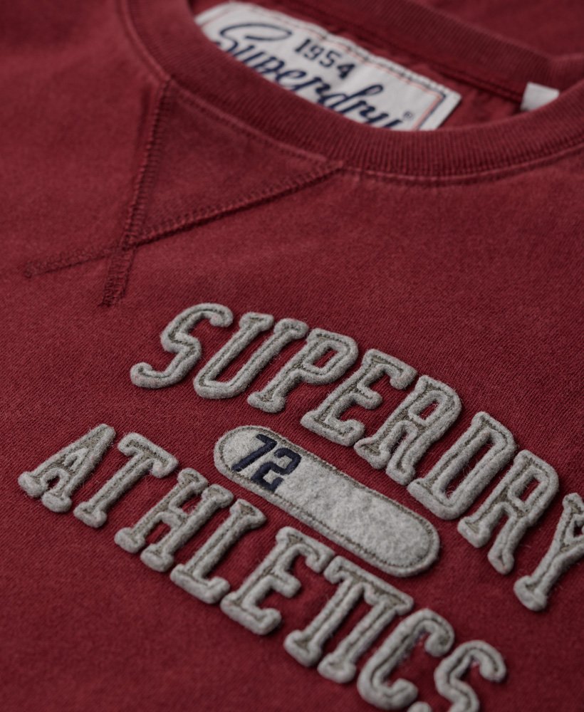 blusa esportiva vintage de manga comprida em um tom rico de vinho.