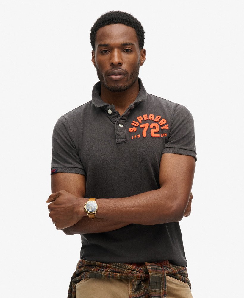 camisa polo esportiva vintage em preto lavado