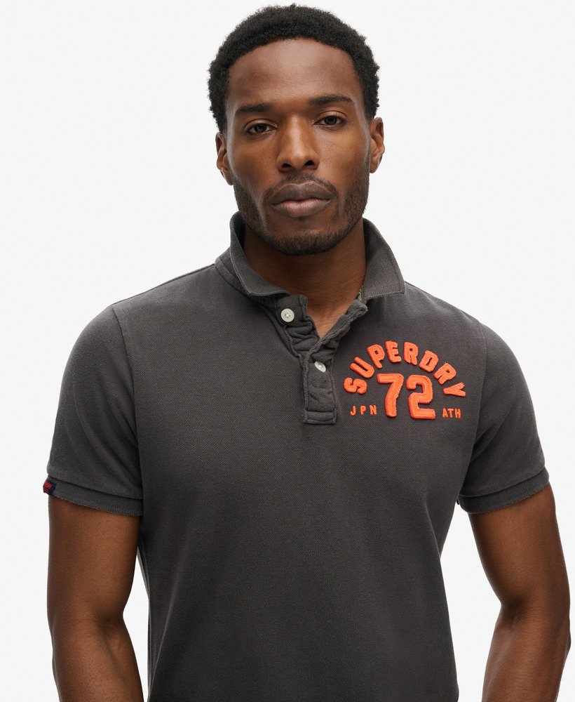 camisa polo esportiva vintage em preto lavado