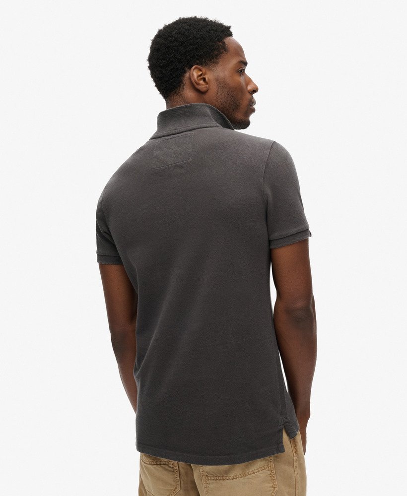 camisa polo esportiva vintage em preto lavado