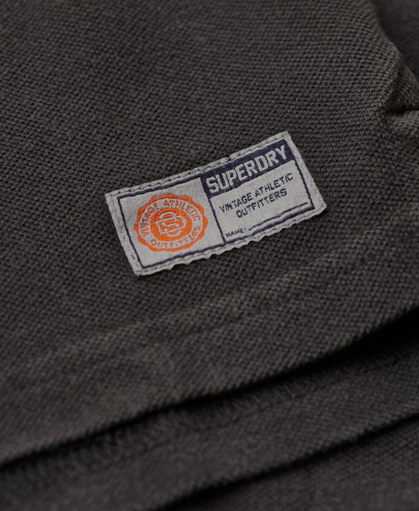 camisa polo esportiva vintage em preto lavado