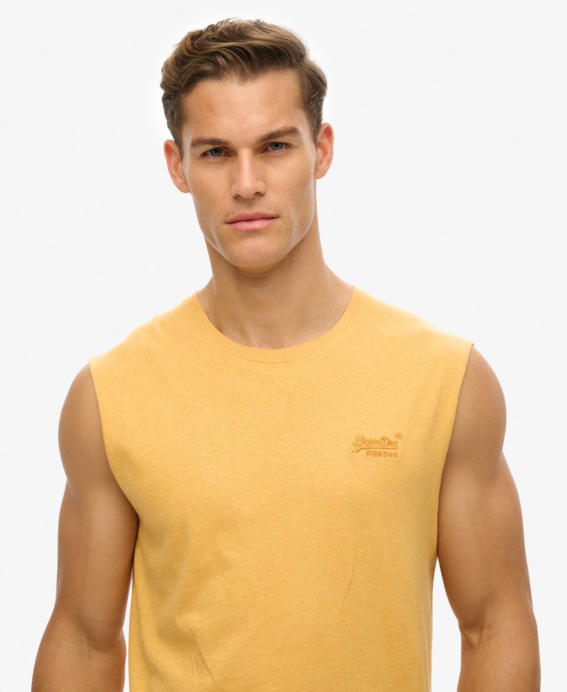 regata essential logo em algodão orgânico na cor amarelo ocre mesclado.