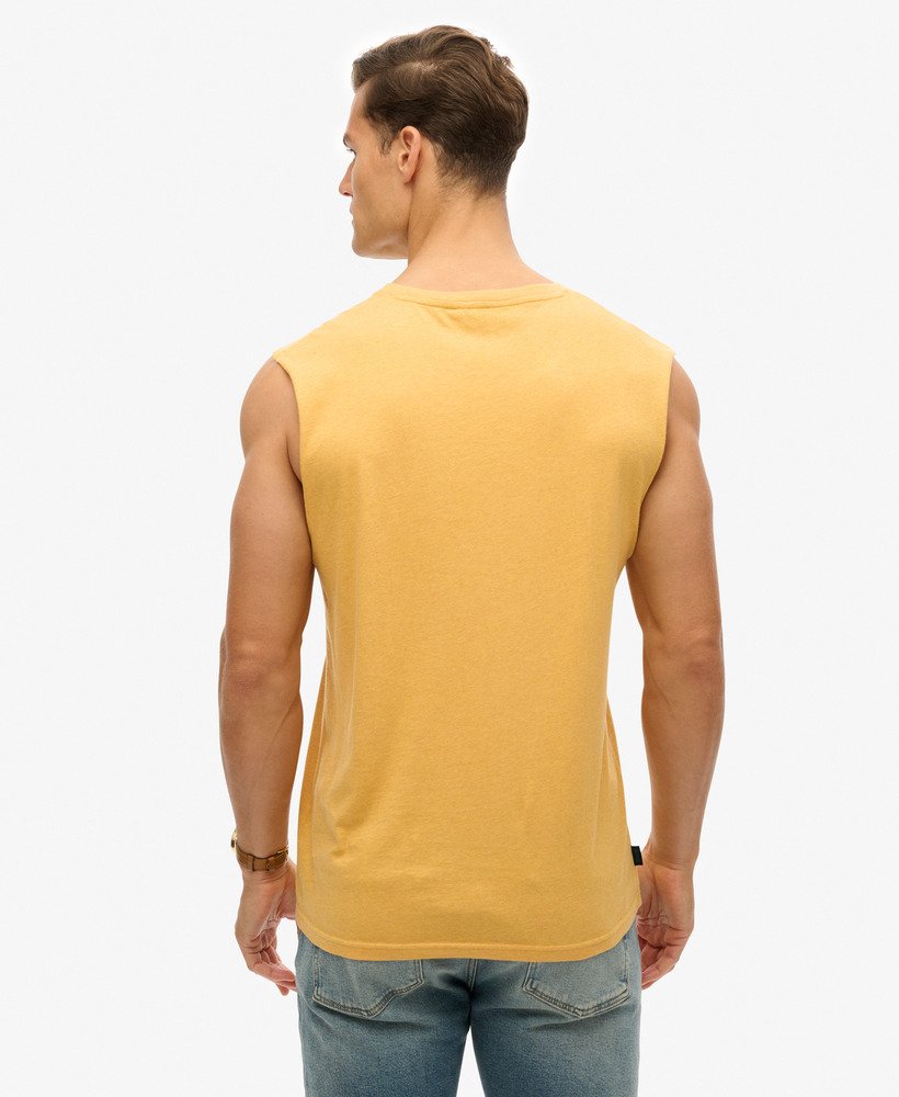 regata essential logo em algodão orgânico na cor amarelo ocre mesclado.