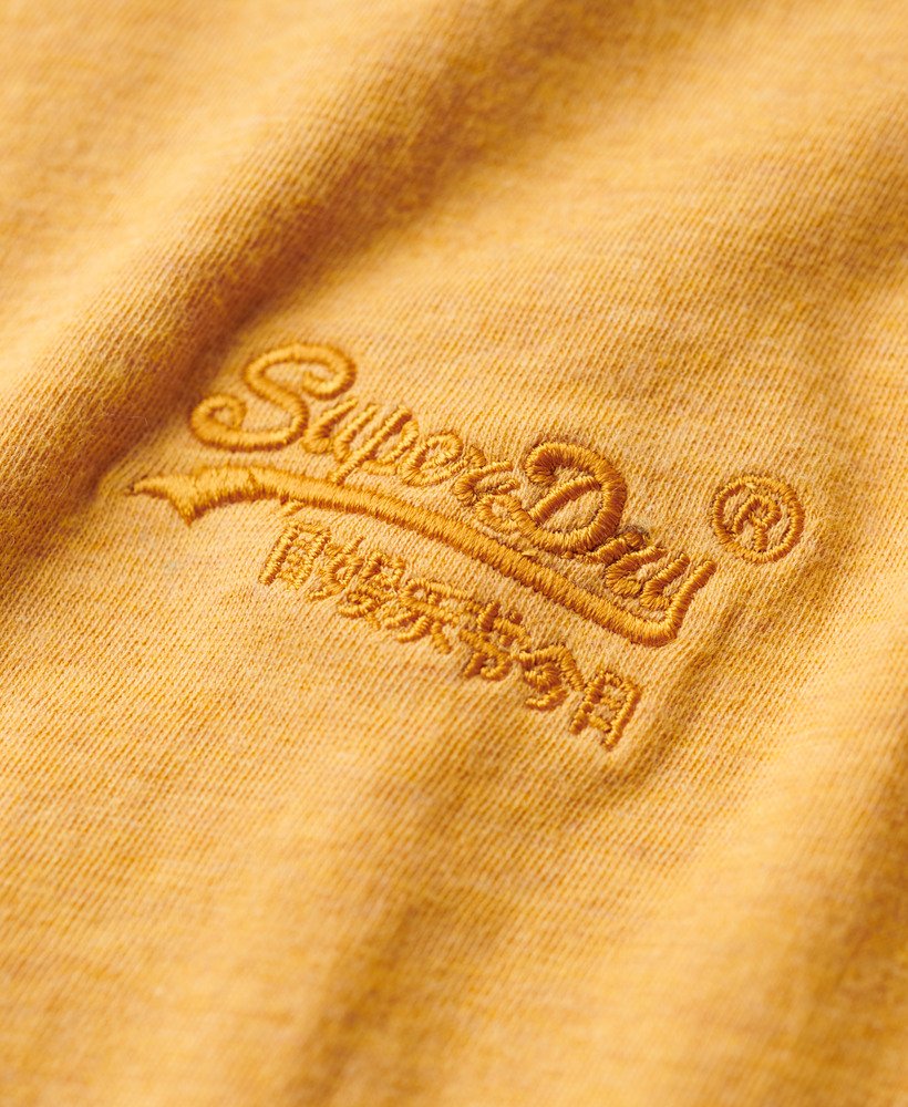 regata essential logo em algodão orgânico na cor amarelo ocre mesclado.