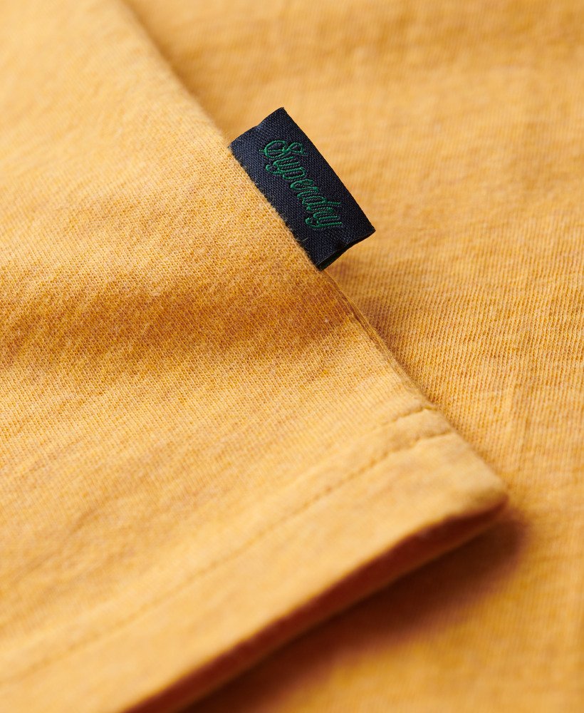 regata essential logo em algodão orgânico na cor amarelo ocre mesclado.