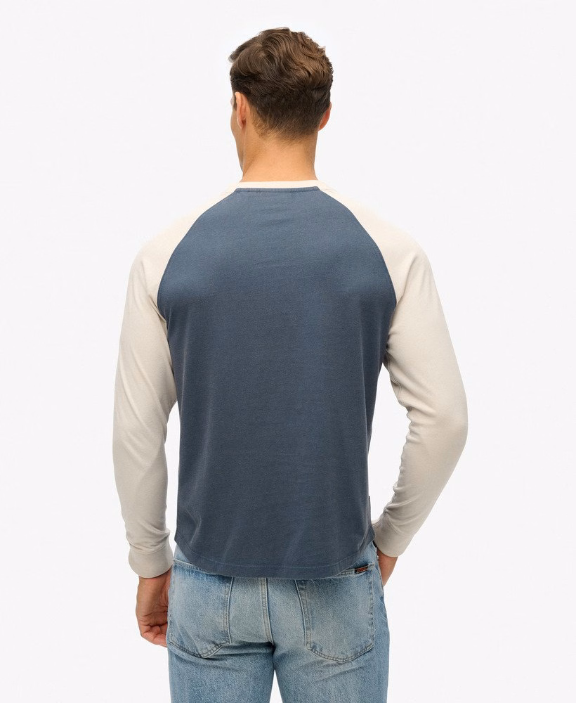 Camiseta de manga comprida estilo beisebol com logo essencial