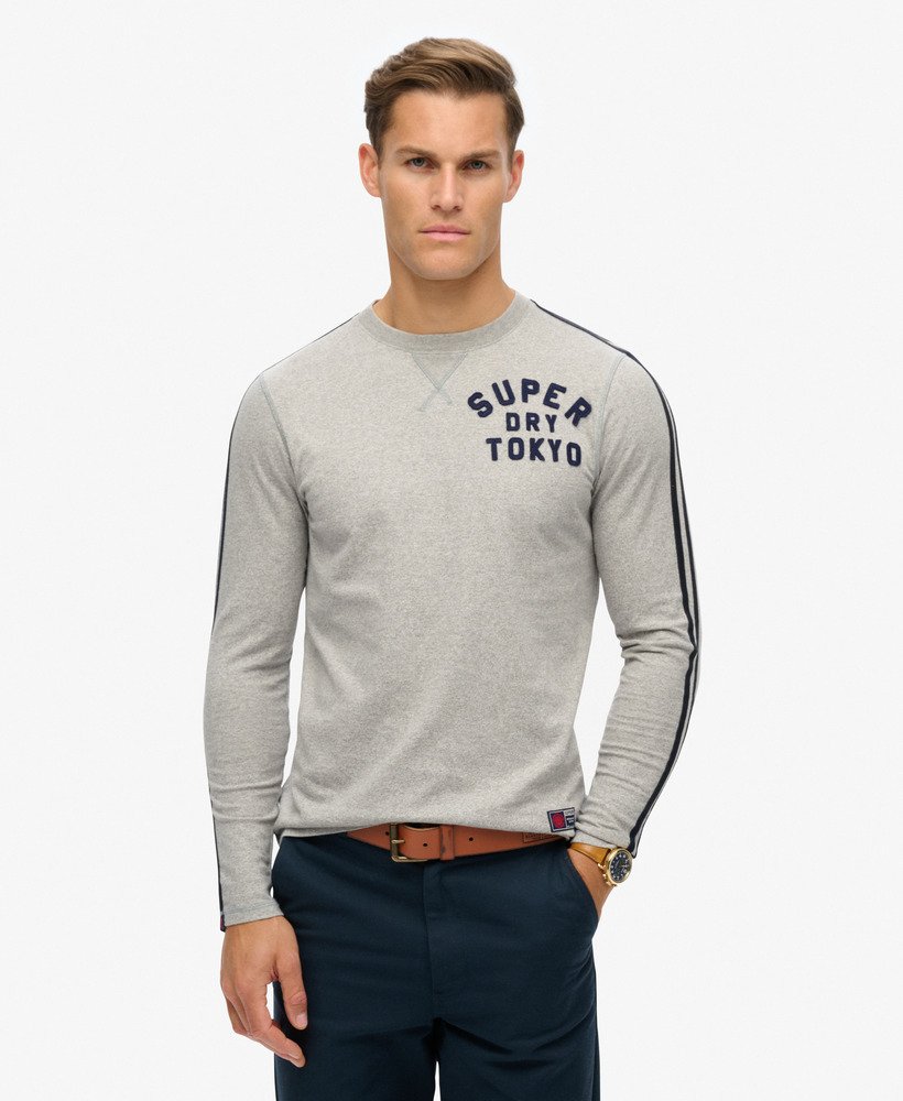 camiseta listrada de manga comprida estilo vintage para atividades esportivas na cor cinza mescla claro vintage.