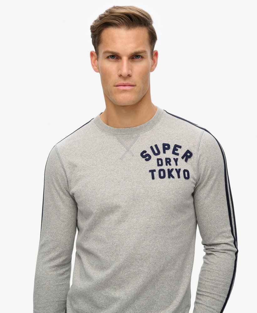 camiseta listrada de manga comprida estilo vintage para atividades esportivas na cor cinza mescla claro vintage.