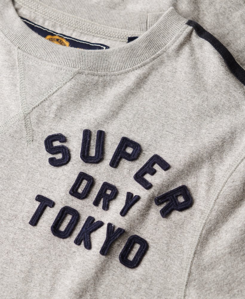 camiseta listrada de manga comprida estilo vintage para atividades esportivas na cor cinza mescla claro vintage.