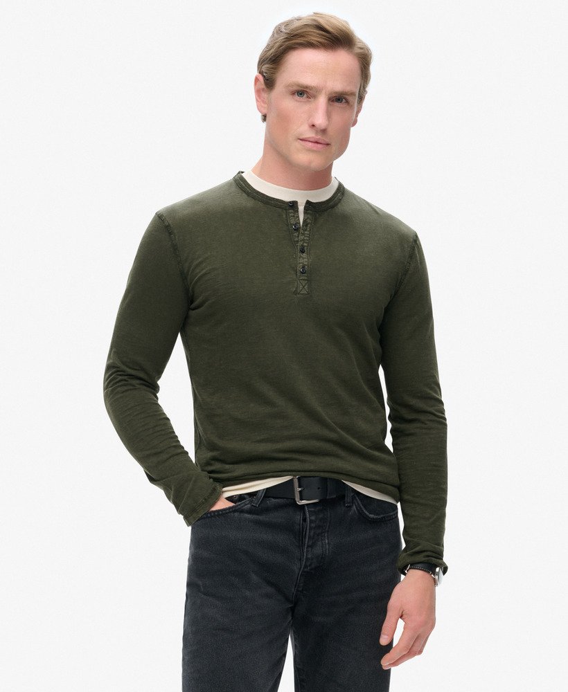 camisa de manga comprida estilo avô em malha na cor verde oliva da surplus goods