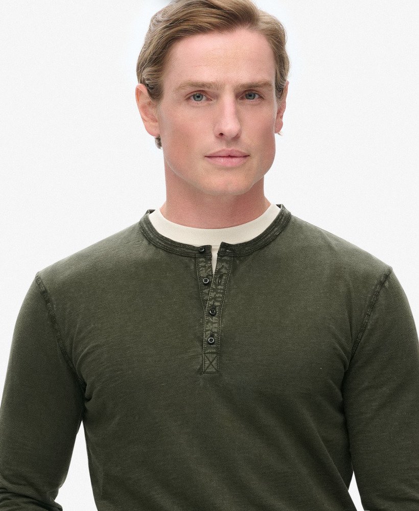 camisa de manga comprida estilo avô em malha na cor verde oliva da surplus goods