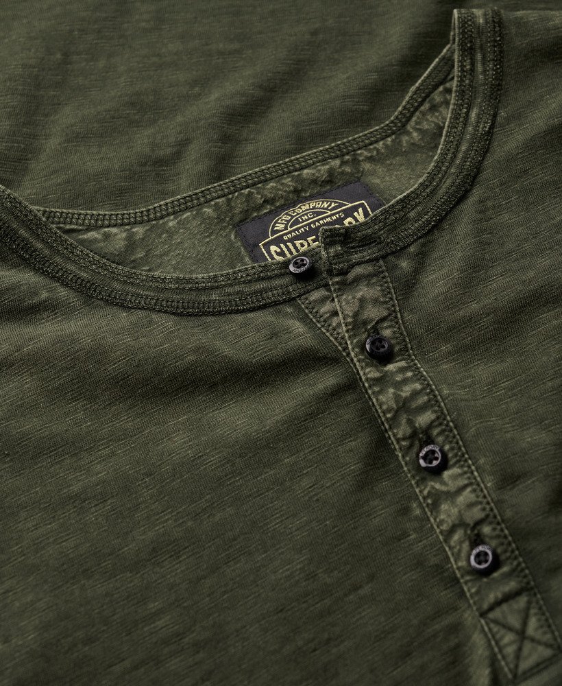 camisa de manga comprida estilo avô em malha na cor verde oliva da surplus goods