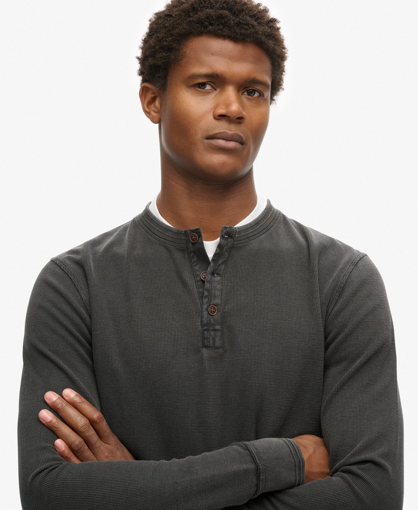 top estilo avô com textura vintage em preto lavado